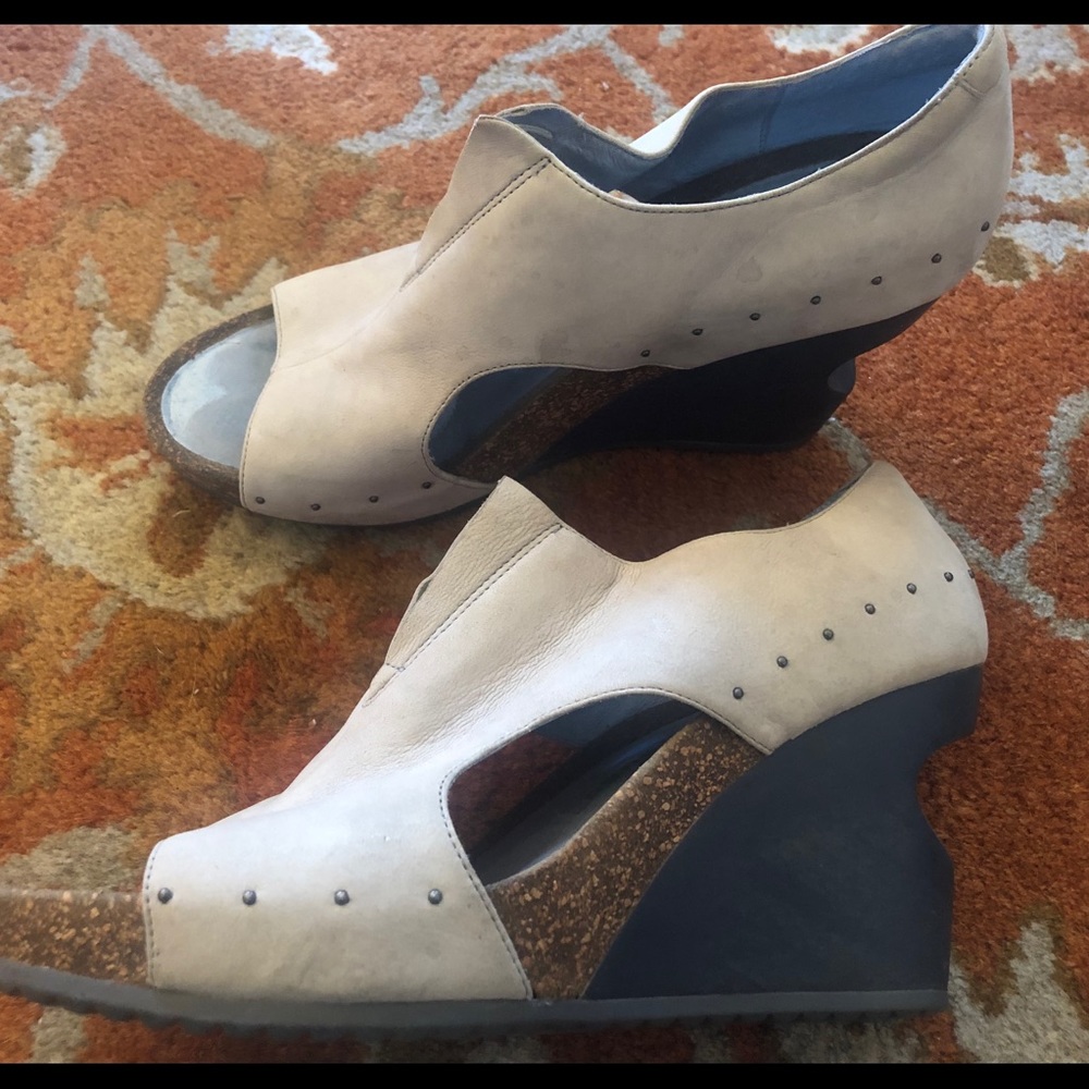Tsubo Cellini Nubuck Wedge Heel Peep Toe Size 9